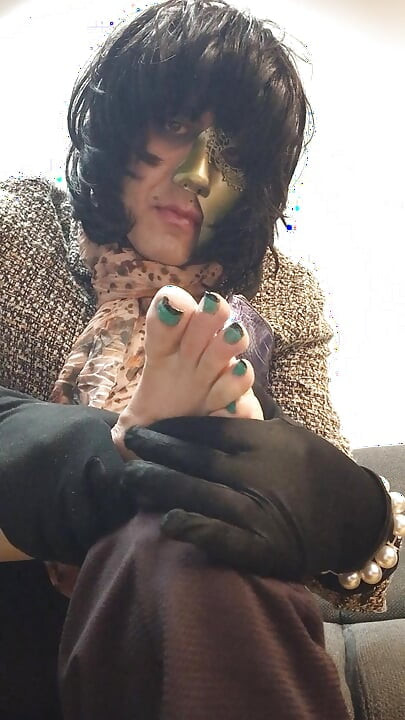 Foot pleasure with worn toes