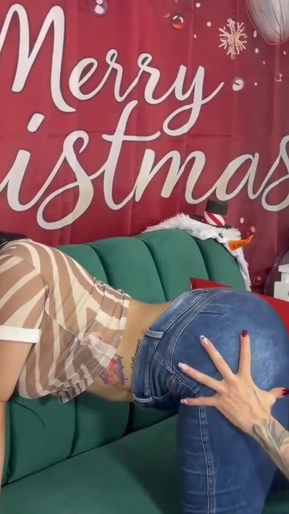 Duas mulheres esfregando a calça curta | Clipe 1