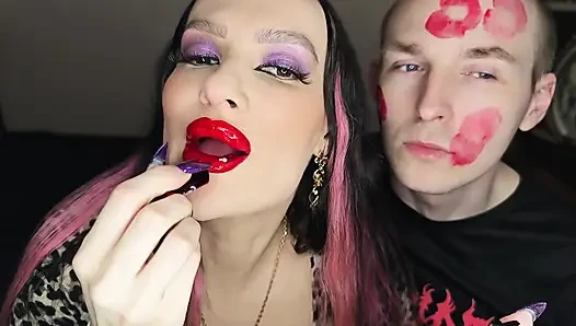 Ciuman Agresif Lengket Ke Seluruh Wajah Pria Dengan Lipstik Merah