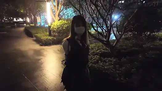 Okul üniformalı Hs19-a kız sokaklarda dolaştı