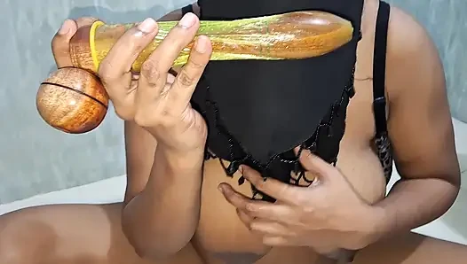 Desi aunty quenched his thirst by inserting a dildo into her pussy