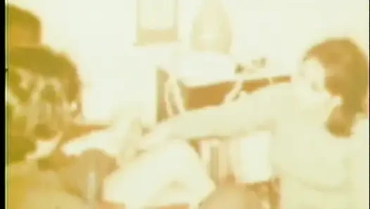 Lezbiyenler üçlü amcık yalıyor nostaljik amcık sikişi