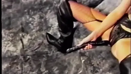 Cewek seksi rambut pirang dengan toket besar lagi asik masturbasi pakai gaun lateks, dildo penetrasi