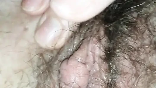 Ich streich habe meine haarige muschi vor meinem ehemann gestreichelt