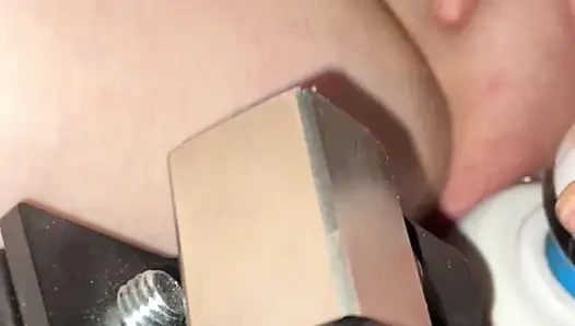Lara wird von einer maschine gefickt