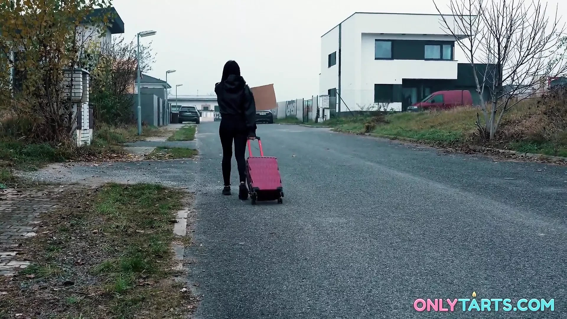 女孩在他的车里与随机司机出轨
