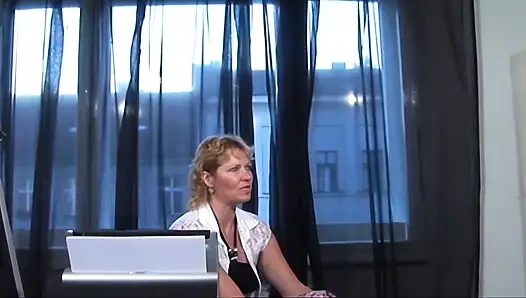 Tante seksi dengan kacamata lagi asik nyepong kontol dan memeknya dientot habis-habisan