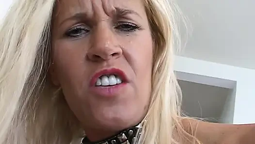 Sarışın orta yaşlı seksi kadın yarak emmek ve sert sikilmek istiyor