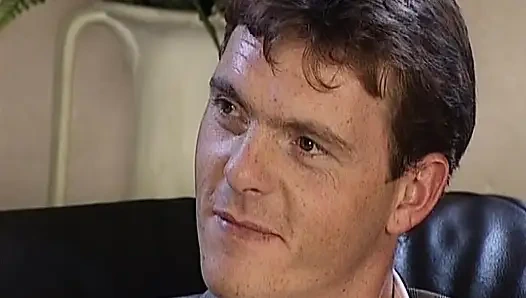 Cewek jerman rambut pirang sempurna lagi asik ngentot kontol pria asing di seks anal threesome