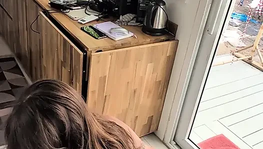Geile schöne süße teenager-masturbation von oben mit dildo und blowjob geschossen