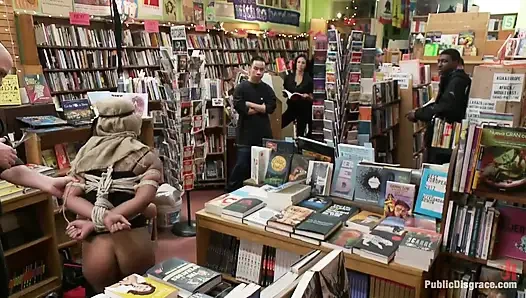 Очаровательную 19-летнюю связали и трахнули в задницу