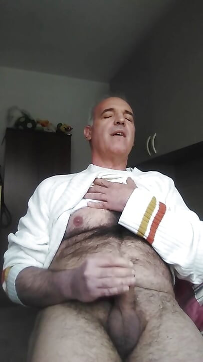 Continuă lecția lui Luca despre cum să-și masturbeze propria pulă