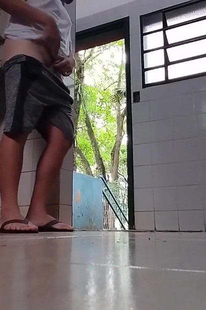 我在偷偷给一个朋友后在公共浴室里露出自己.