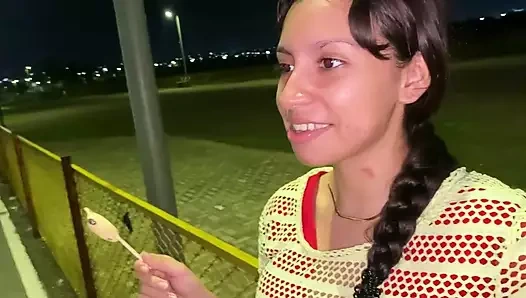 Onu işeten orgazm olana kadar 4'te sikiliyor