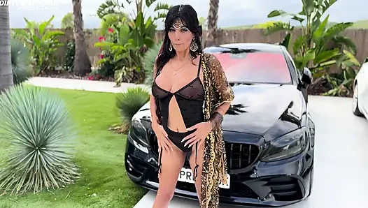 Gadis nakal muslim ngentot dirinya sendiri di atas mobil