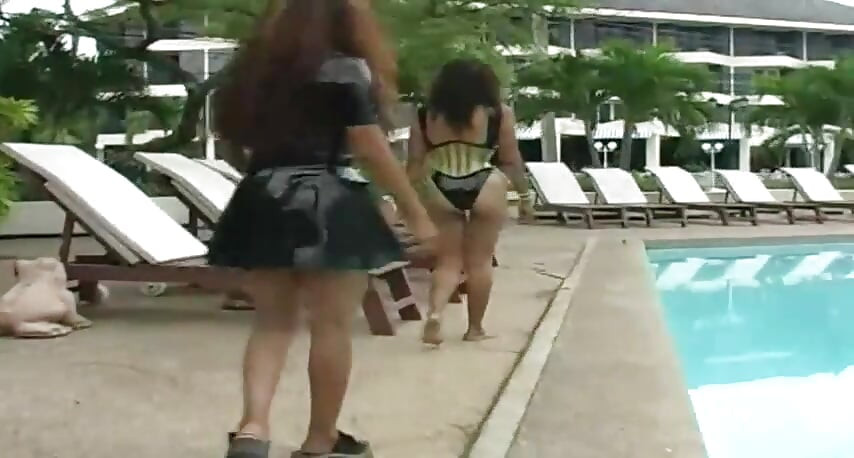 2 fetișuri cu latex ale unei femei latino sexy în piscină și pe plajă