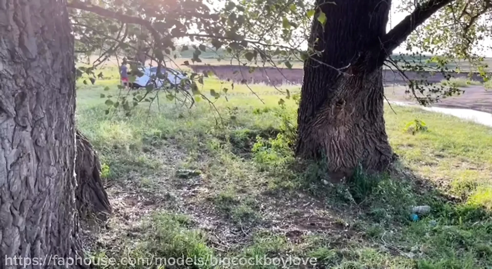 Pokazao je kurac vozačima nasumične sportistkinje bliznakinje sa velikim kurcem jebanim na autoputu.