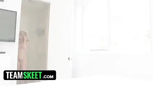 Lezbiyen. Büyük memeli üvey anne Cory Chase vibratörünü çaldığı için üvey kızını sikiyor