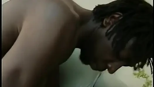 Pejantan hitam terangsang dengan gimbal menyetubuhi cewek seksi setelah mendapatkan bj