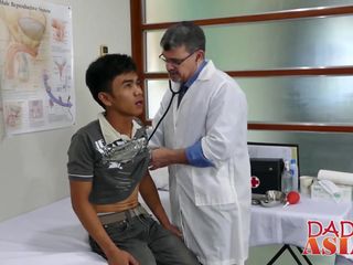 Giovane asiatica senza preservativo durante l&#39;appuntamento dei medici