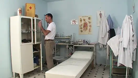 Горячая крошка получает жесткий трах после траха пальца в больнице