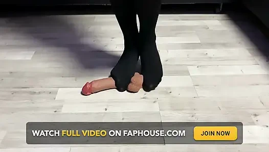 Sexy domina in nylon-strumpfhosen trampelt deinen schwanz