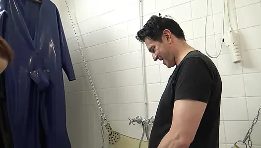 Asılı itaatkar sikişme makineleri ve yumruk sokma ile işkence alıyor