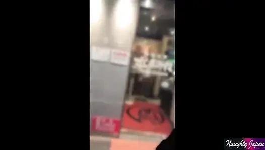 Бледная F-чашка с отдаленной вибратором ходьбы, Net Cafe соблазнение создает в игривый минет, конечный момент