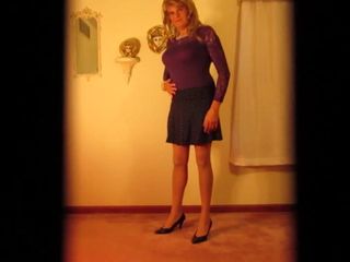 Кроссдрессер в фиолетовом свитере и короткой юбке