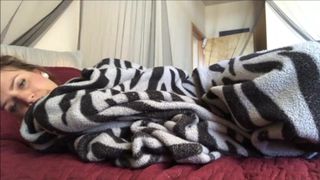 Девушка пердит под одеялом