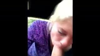 O fată blondă suge pula în mașină