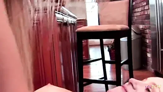 Ciuman lesbian pirang mengarah ke beberapa fingering ajaib dan jilat memek