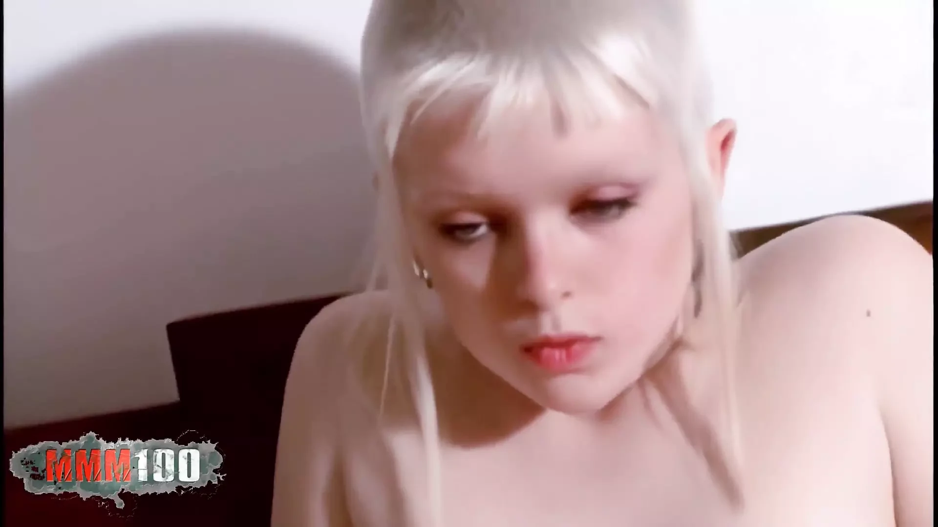 Lili: Série de fotos na cama com a linda punkette francesa Lili