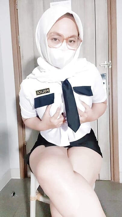 여자가 질을 찌르며 사정