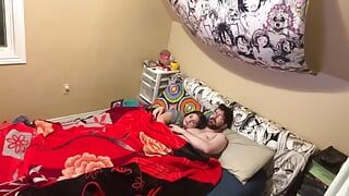 Suami mengongkek pepek isteri sebelum katil