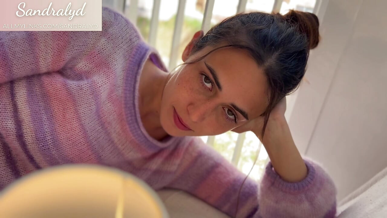 Ragazza spagnola sola nella sua camera da letto