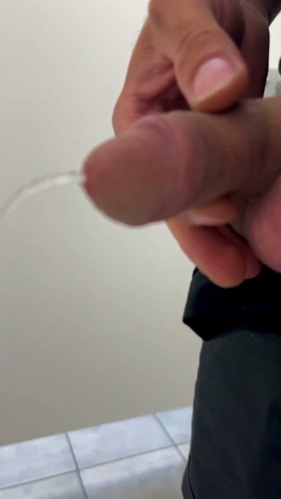 Tenåringsgutt pisser slowmotion POV nærbilde stor kuk onani for gay pappa | Klipp 1