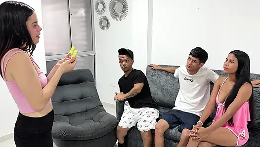 Permainan terangsang dengan teman-temanku tidak terkendali dan kami akhirnya mengalami foursome yang kuat. Anda tidak akan membayangkan seberapa kaya dia!