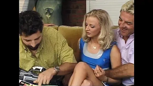 Тройничок из двух молодых шлюшек с волосатой киской в задницу трахнули в домашнем видео и кончили в рот