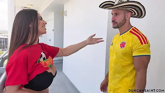 Tante seksi dengan toket besar mengundangku untuk ikutan pertandingan sepak bola