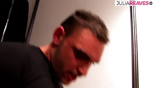 Başka bir kadın arkadan amcığını pompalarken kaltak büyük bir yarak emiyor