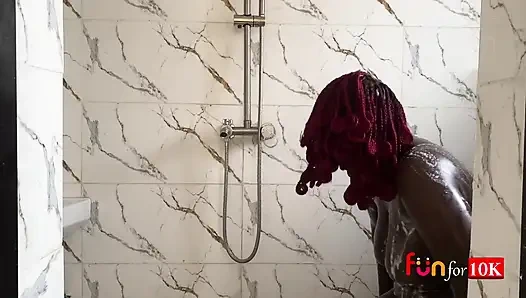 Evli kadını banyoda sikerken yakalandı