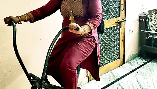 Kakak ipar india lagi asik masturbasi di gym - bahasa india