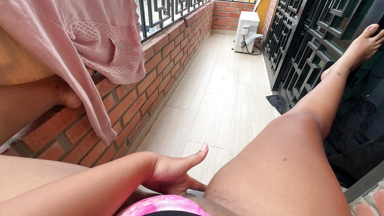 Tadi malam aku berjalan-jalan di balkon dengan pakaian dalamku dan aku melihat tetanggaku melihat ke sini jadi aku memutuskan untuk masturbasi pagi ini untuk melihat apakah aku akan keluar dan