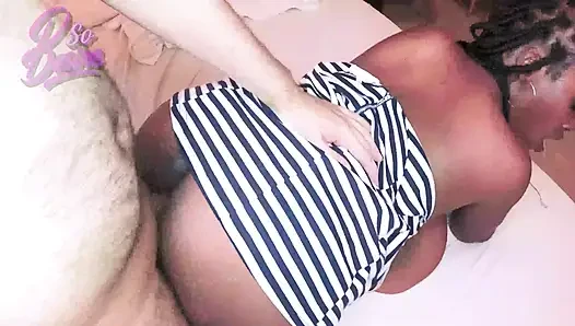Sitzen und die schöne, sexy schwarze frau genießen