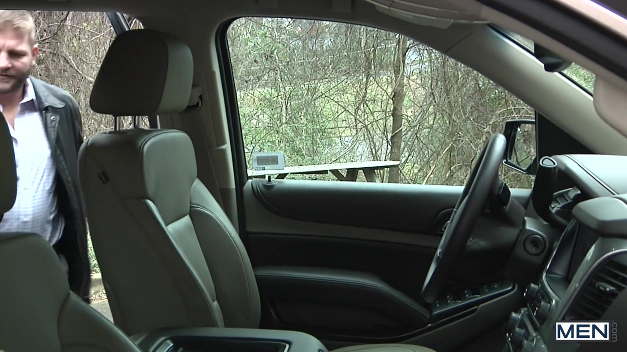 MEN - 既婚男性コルビー・ジャンセンは、彼の車の中でクイックファックのために彼のお気に入りのスタッドジャックハンターを拾います