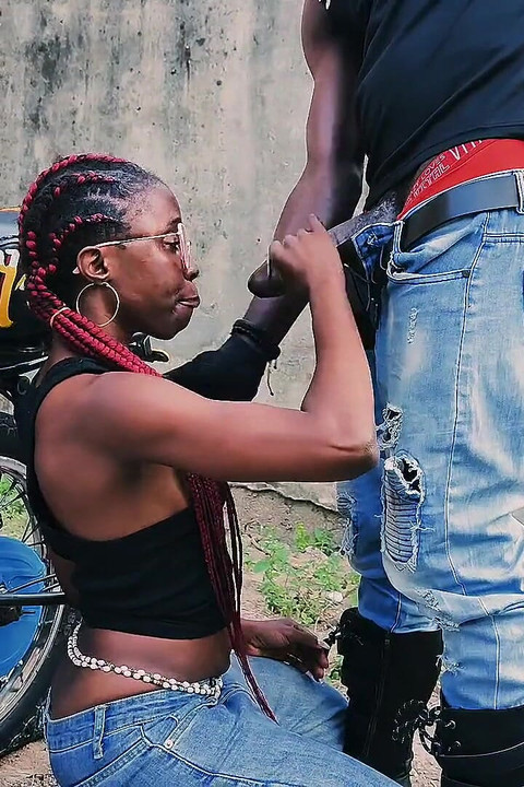 Seksi minyon motorcu Vera motosiklet turunda sikişmesi için büyük zenci yarağını baştan çıkarıyor