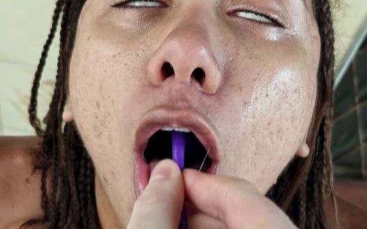 サブミッシブが抑えられ、膣バイブレーターでディープスロートされる