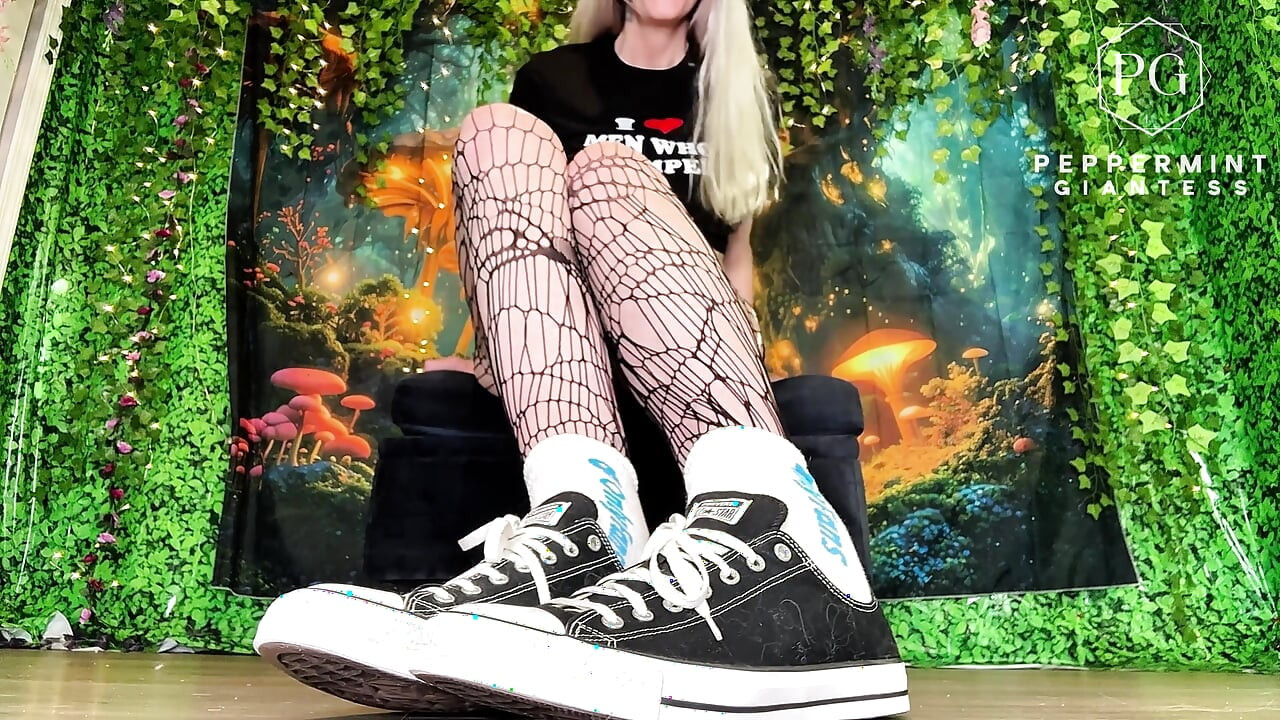 67 giantess school bully engana nerd para adorar meu tamanho maciço 16 pés fedorentos - remoção de sapato e meia