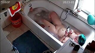 Encore une fois surprise en train de sextos dans la baignoire